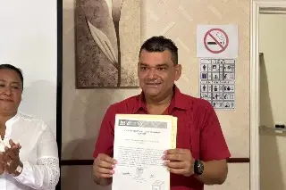 Imagen Entregan a Reynaldo Fernández su constancia como alcalde electo de Jamapa