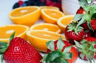 Imagen ¿Qué frutas deben guardarse en el refrigerador y por qué? 