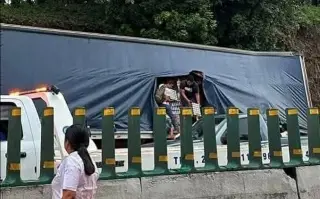 Imagen Tráiler cargado de cerveza sufre accidente en autopista de Veracruz; es vaciado por personas