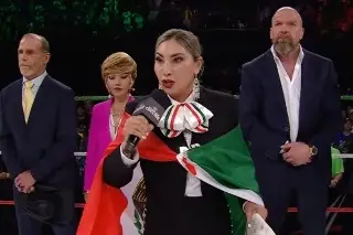 Imagen Cantante se equivoca al entonar el Himno Nacional Mexicano en evento de Lucha Libre (+Video)