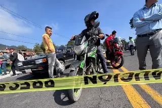 Imagen Familiares de joven desaparecido bloquean carretera Xalapa-Perote