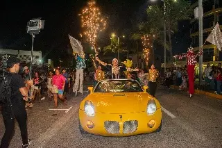 Imagen Rey de la Diversidad de PUVSD brilla en el papaqui del Carnaval de Veracruz  
