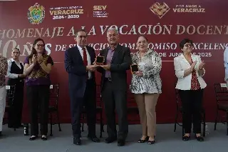 Imagen Entregan medallas a docentes con más de 40 años de servicio en Veracruz 