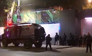 Imagen Familiares intentan liberar a un adolescente hospitalizado bajo custodia en CDMX