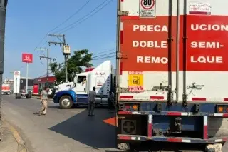 Imagen Tráiler se atora en el distribuidor vial Bicentenario, en Veracruz 