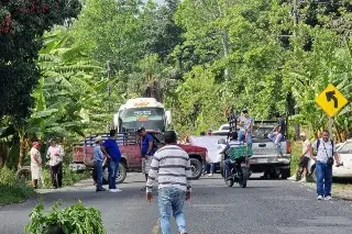 Imagen Productores bloquean carreteras federales en Veracruz; exigen reparación tras 20 años de abandono