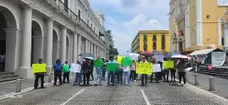 Imagen Exempleados del Seguro Popular exigen pago pendiente de 67 mdp; bloquean centro de Xalapa