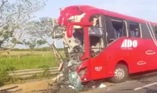 Imagen Conductor de autobús accidentado en autopista de Veracruz se quedó dormido: testigos 