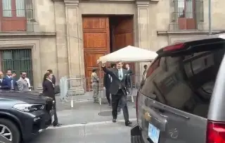 Imagen Christopher Landau sale de Palacio Nacional en silencio tras reunión con Sheinbaum