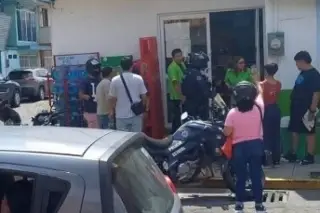 Imagen Hombre causa destrozos en tienda de conveniencia y agrede a personas en Xalapa, Veracruz