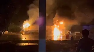 Imagen Se quema tráiler en autopista de Veracruz, la madrugada de este jueves