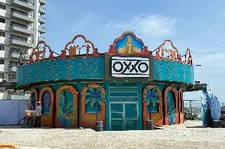 Imagen Decoran con jarochos y palmeras OXXO de Boca del Río (+Fotos)