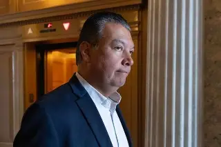 Imagen Senador por California sacado y esposado de conferencia del Gobierno Trump por redadas