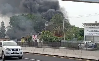 Imagen Se incendia chatarrera en colonia de Veracruz