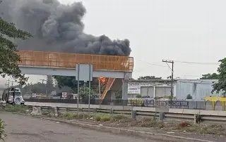 Imagen Incendio en recicladora de Veracruz lleva extinguido 90%: PC