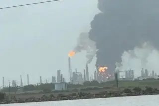 Imagen Se incendia refinería en Texas; piden a residentes de la zona resguardarse