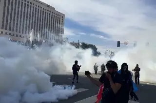 Imagen Policía dispersa con gas lacrimógeno protesta en Los Ángeles (+Video)