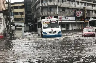 Imagen ¿Cómo pasar una calle inundada sin quedarte varado en Veracruz? Esto aconseja la Inteligencia Artificial