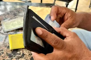 Imagen Pierde su cartera en Veracruz con más de 3 mil pesos; la recupera intacta días después