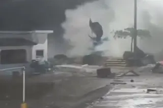 Imagen Potente y enorme ola se lleva monumento al pez vela en Puerto Escondido (+Video)