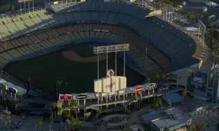 Imagen Los Dodgers niegan permiso al ICE para que agentes usen el estacionamiento de su estadio