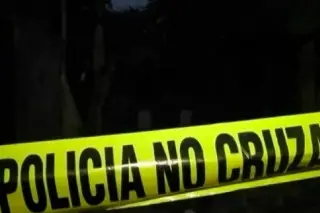 Imagen Camioneta vuelca en Medellín de Bravo; la conductora viajaba con su mascota