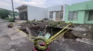 Imagen Vecinos de Colinas de Santa Fe piden que reparen mega socavón 