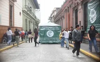 Imagen Continúa plantón frente al Prepa Juárez en Xalapa; estudiantes exigen restitución de director