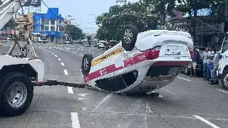 Imagen Taxi queda llantas arriba en calles del centro de Veracruz; hay dos lesionados