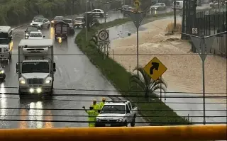 Imagen Caos vial por las lluvias en la zona conurbada Xalapa-Emiliano Zapata