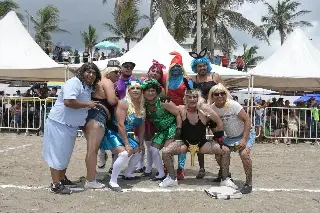 Imagen Preludio del Carnaval: Hombres se visten de mujeres y juegan 