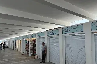 Imagen Locatarios del Mercado de Artesanías de Veracruz piden reparar filtración de agua 