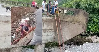 Imagen Así cruzaron por puente colapsado a mujer de la tercera edad lesionada en Texcatepec, Veracruz (VIDEO)