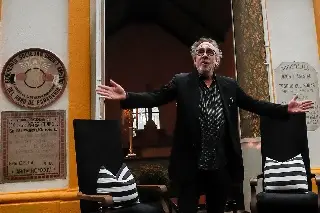 Imagen Tim Burton emerge del panteón más grande de México con clase magistral para aficionados