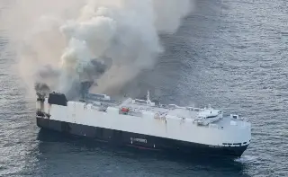 Imagen Se hunde buque que trasladaba autos de China a México; sufrió incendio 