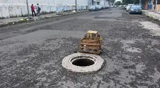 Imagen Alcantarilla sin tapa en calles del centro de Veracruz 