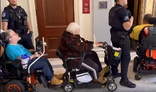 Imagen Esposan a ancianos en silla de ruedas frente al Capitolio de EU; protestaban contra cortes presupuestarios