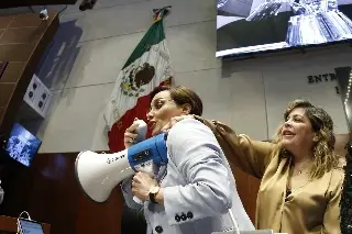 Imagen Así le cortó senadora de Morena el megáfono a Lilly Téllez, durante sesión extraordinaria