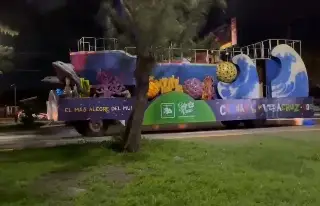 Imagen Así trasladaron carros del Carnaval a Boca del Río previo a desfiles 