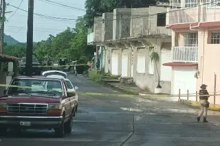 Imagen Abandonan restos humanos dentro de vehículo en calles de Cerro Azul, Veracruz