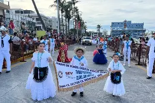 Imagen Con coloridos vestuarios, niños participan en el desfile infantil del Carnaval de Veracruz