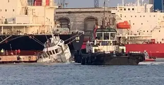 Imagen Realizan trabajos para recuperar el remolcador hundido en el malecón de Veracruz