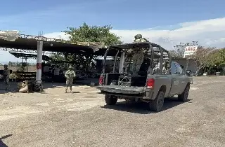 Imagen Balean e incendian avioneta usada para fumigar campos agrícolas en Sinaloa