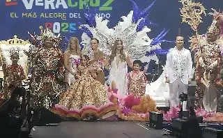 Imagen Coronan a Adriana Fonseca y a la Corte Real del Carnaval de Veracruz 2025