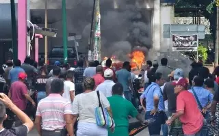 Imagen Golpean a elementos de tránsito y queman autos y patrullas en Tezonapa, Veracruz (+VIDEO)