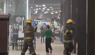 Imagen Conato de incendio moviliza a bomberos en plaza El Dorado en Boca del Río