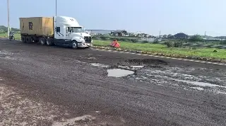 Imagen Reportan mega bache en el bulevar portuario en Veracruz 