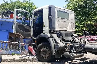Imagen Camión de cerveza choca contra casa en colonia de Veracruz