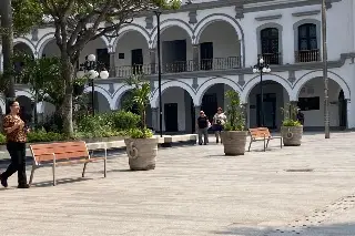 Imagen ¿Cuándo colocarán las 'bancas Veracruz' en el Zócalo de la ciudad?
