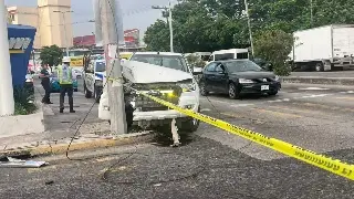 Imagen Camioneta se estrella contra poste en Boca del Río
